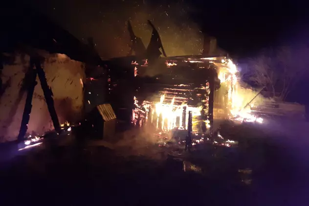 Scene de groază într-un sat din Vaslui. Un bărbat și-a incendiat casa și a încercat să se sinucidă cu un fierăstrău electric