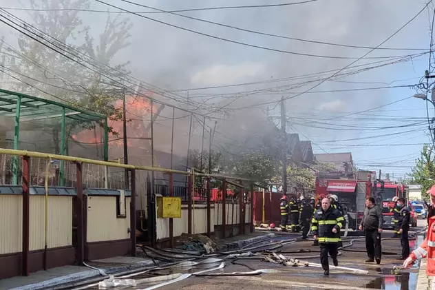 Incendiu puternic în Bârlad. Șapte locuinţe şi anexe ale acestora au fost cuprinse de flăcări
