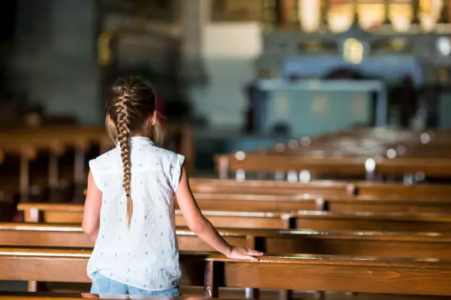 IN A RELATIONSHIP | Violența spirituală asupra copiilor: „La șapte ani, mi s-a spus că fetele sunt din naștere mai păcătoase decât băieții”