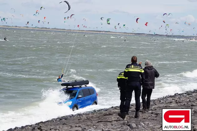 O Dacia Lodgy a fost luată de valuri de pe o plajă din Olanda