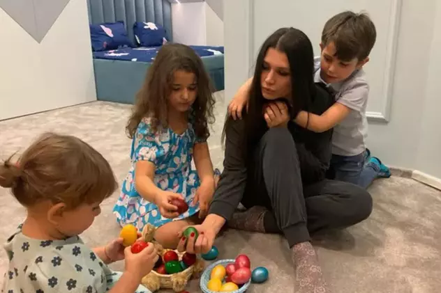 Elena Băsescu, la slujba de Înviere cu cei trei copii ai săi. Pe toți i-a îmbrăcat la fel