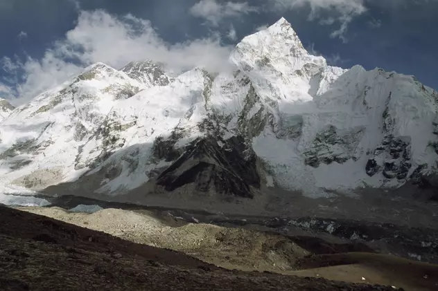 China a suspendat expedițiile pe Everest de teama COVID. Cum s-ar putea infecta alpiniștii