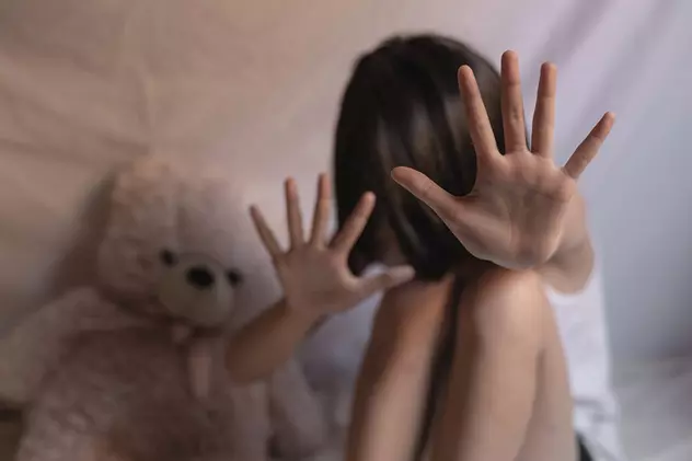 VIDEO O fetiţă abuzată sexual de ambii părinţi, ani la rând, a fost salvată de colegele ei din clasa a VII-a. Mama: „A fost o joacă pentru mine”