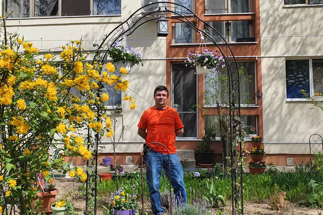 Un bucureștean a fost reclamat de zeci de ori pentru că are grijă de grădina blocului. Cine poate amenaja spațiul din fața scării