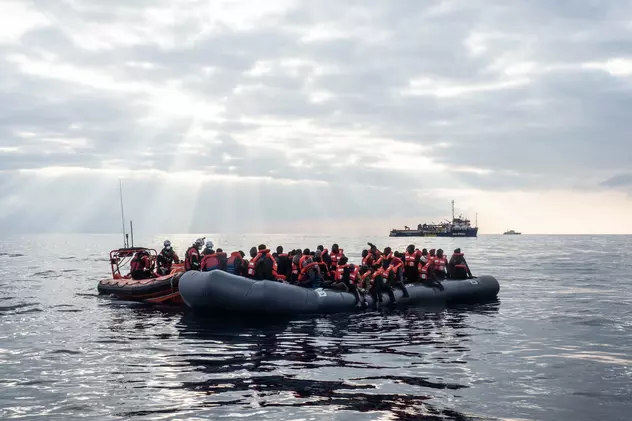 O barcă cu migranți s-a scufundat în largul Libiei. Cel puțin 57 de oameni au murit
