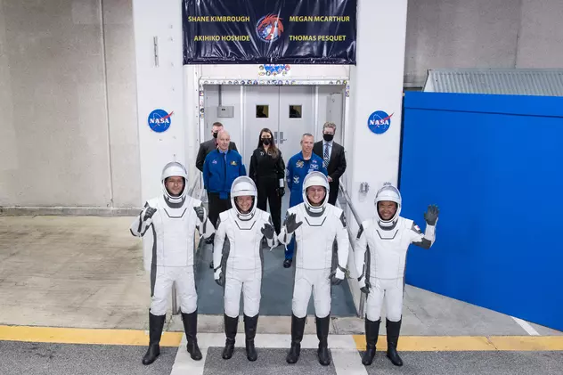 O navă SpaceX a preluat patru astronauţi de pe Staţia Spaţială Internaţională. „Ne revedem pe Pământ”