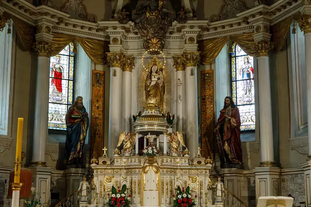 Statuia Sfintei Fecioare Maria, în mijlocul altarului. Foto: Vlad Chirea