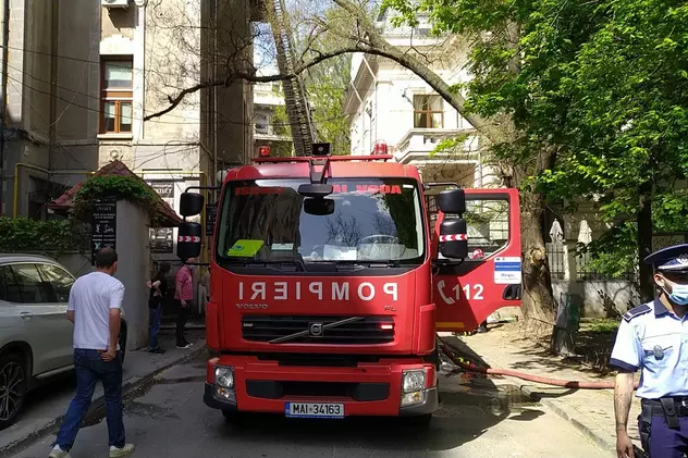 Incendiu la o casă de lângă Ateneul Român. Proprietarul locuinței, imobilizat și amendat de polițiști
