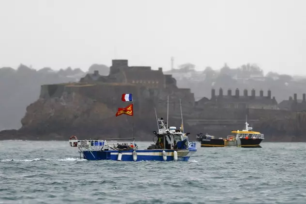 La patru luni după Brexit, Franța și Marea Britanie și-au trimis navele de război pentru a-și rezolva disputele pescărești. Cum s-a ajuns aici