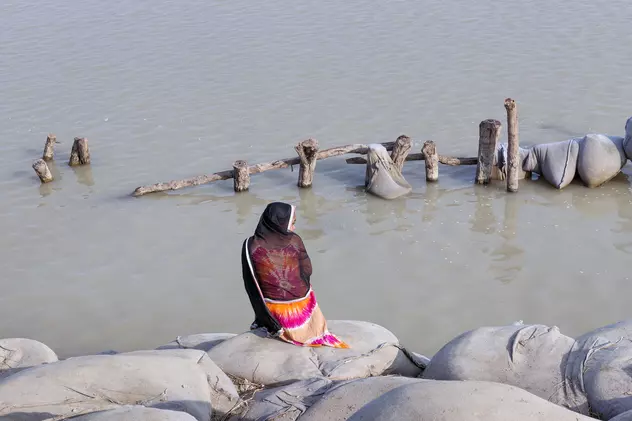 Zeci de cadavre ale unor oameni, care ar fi murit de Covid-19 în India, găsite pe malurile fluviului Gange