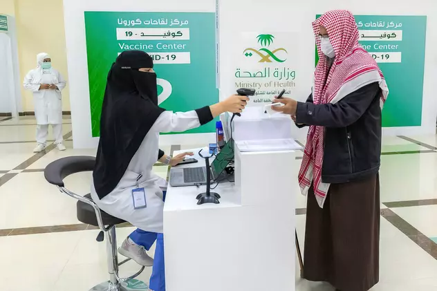 Arabia Saudită obligă toți angajații să se vaccineze anti-COVID pentru a putea merge la locul de muncă