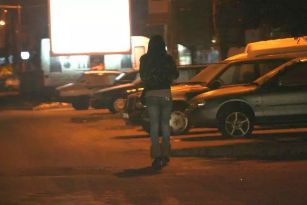 VIDEO Prostituată româncă bătută pe loc de soția unui client, lângă mașina în care a găsit-o cu el, în Italia
