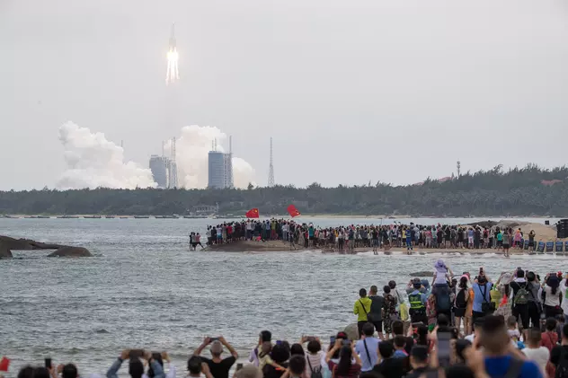 O bucată uriașă dintr-o rachetă lansată de China poate cădea necontrolat pe Pământ. În ce perimetru ar putea ajunge
