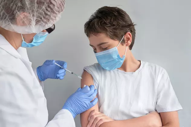 Câți elevi au fost vaccinați anti-COVID până acum. Anunțul Ministerului Educației
