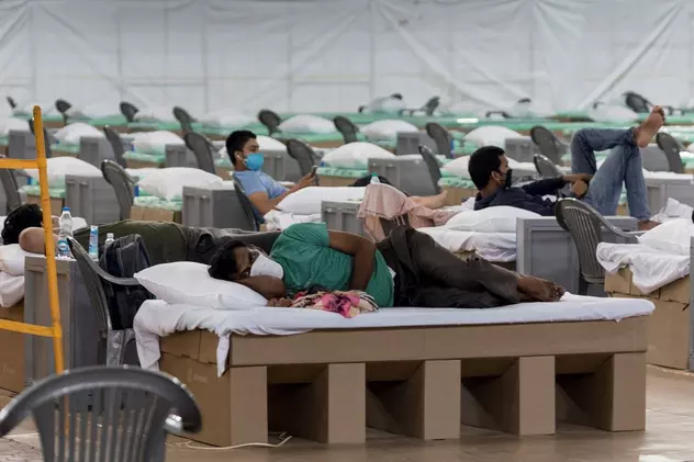 Experiența COVID pe un pat de carton, în spitalul din India din care și pacienții în stare gravă vor să scape
