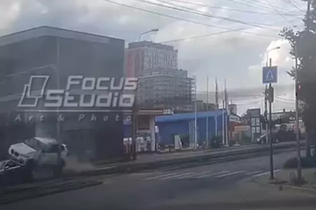 VIDEO | Un BMW a decolat și a zburat peste altă mașină, pe un bulevard din Timișoara