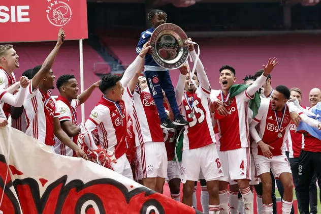 Ajax Amsterdam a topit trofeul de campioană a Olandei și îl trimite fanilor prin poștă