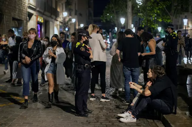Mii de petrecăreți, goniți de poliție în Barcelona, din centru și de pe plajă, în primul weekend fără stare de urgență