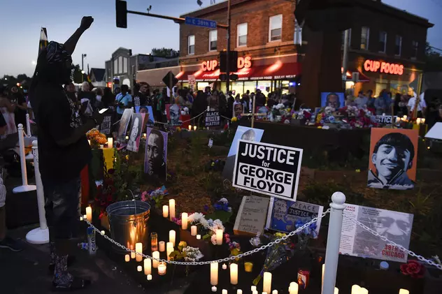 Mii de americani au comemorat în stradă un an de la moartea lui George Floyd. Membrii familiei, primiți la Casa Albă