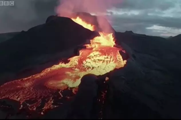 Imagini spectaculoase din interiorul unui vulcan care erupe, surprinse de o dronă „înghițită” de lavă