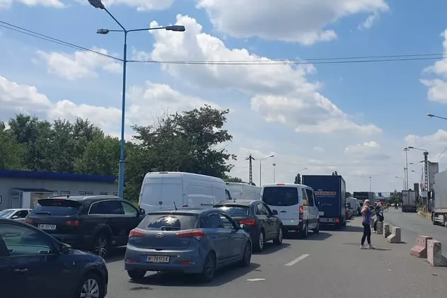 Coadă de mașini de sute de metri la Nădlac. Poliția de Frontieră: Partea maghiară nu are personal suficient