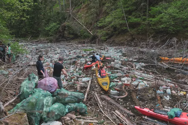 Mormane de gunoaie pe unul dintre cele mai frumoase lacuri din Apuseni. S-au strâns 3.500 de saci cu deșeuri