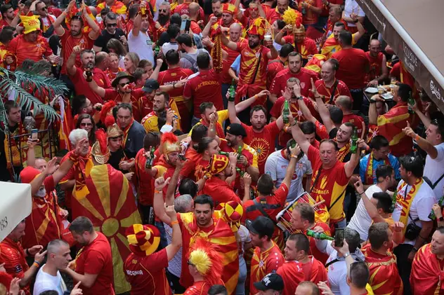 Fanii Macedoniei de Nord au făcut show la București. Torțe și scandări războinice în Centrul Vechi
