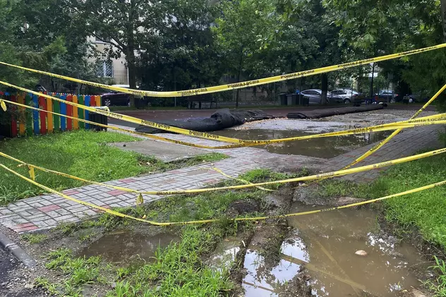 Copiii de pe o stradă din București au rămas fără loc de joacă de două luni. Primăria Sectorului 6 și Apa Nova se învinovățesc reciproc