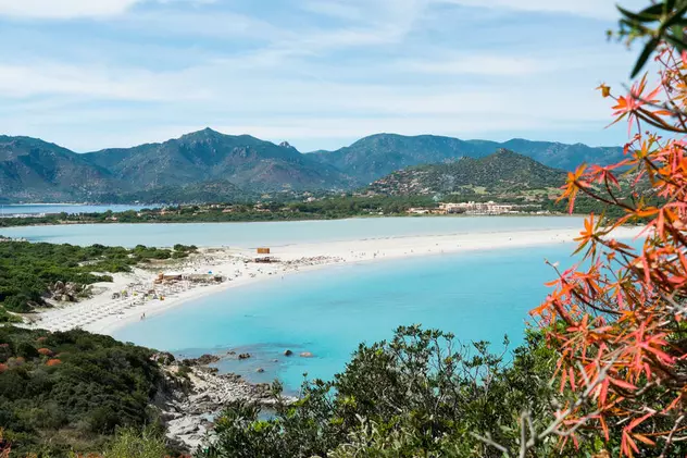 Turiști din Sardinia, amendați cu 3.000 de euro după ce au furat nisipul de pe plajă