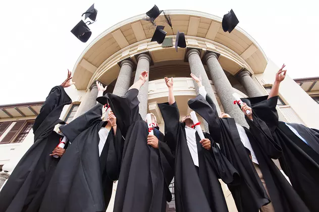 ﻿Educația face toți banii: persoanele care au absolvit o universitate au venituri duble față de cele cu liceu