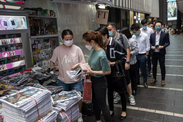 Cozi uriașe în Hong Kong pentru ultima ediție a „Apple Daily”, ziarul pro-democrație forțat de autorități să se închidă