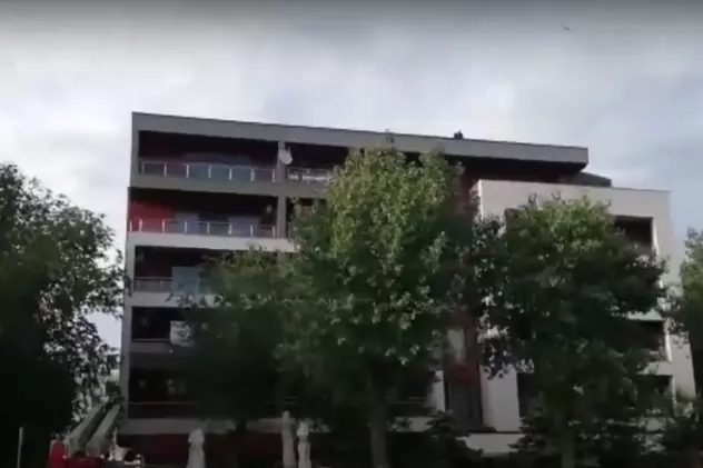 Un bărbat s-a urcat complet dezbrăcat pe un bloc din Mamaia și a amenințat că se aruncă de la etaj