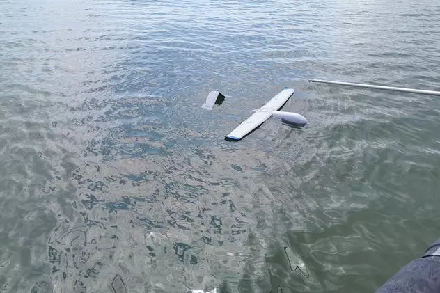 O dronă militară de mari dimensiuni a fost găsită plutind în Marea Neagră