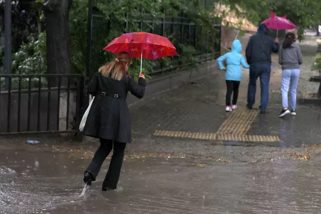 Noi avertizări de ploi torențiale în București și 28 de județe