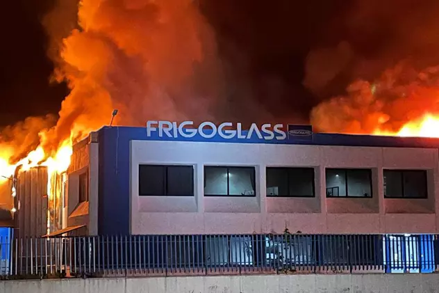 Incendiu la o fabrică cu substanțe periculoase din Timiș. Au intervenit pompierii din 4 județe