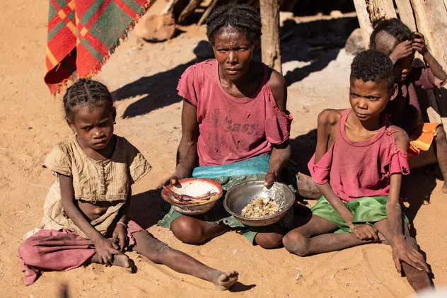 Locuitorii din Madagascar, nevoiți să mănânce greieri, frunze de cactus și noroi, din cauza foametei