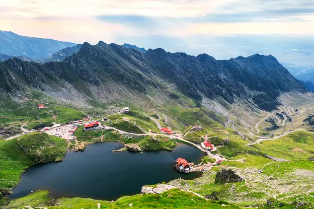 Munți din România. Care sunt cele mai mari vârfuri din Munții Carpați