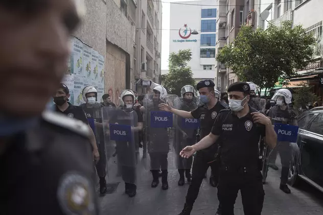 Poliția turcă a dispersat cu gaze lacrimogene un marș Gay Pride, în Istanbul. 20 de persoane au fost arestate