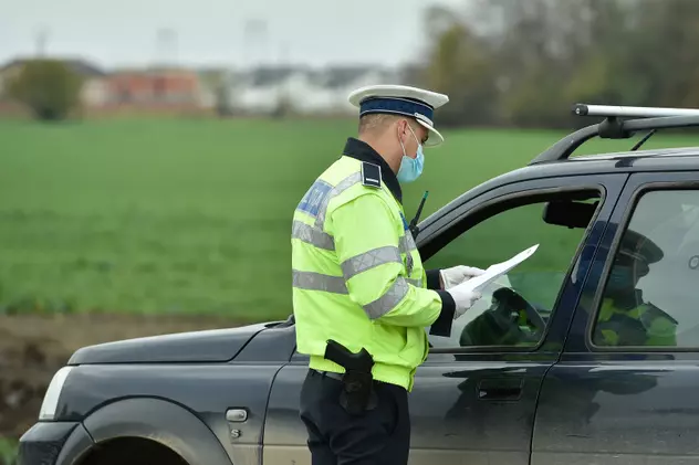 VIDEO Un polițist i-a promis unei șoferițe prinse cu 146 km/h că-i va salva permisul. A căutat-o pe Facebook și apoi a ajuns la închisoare