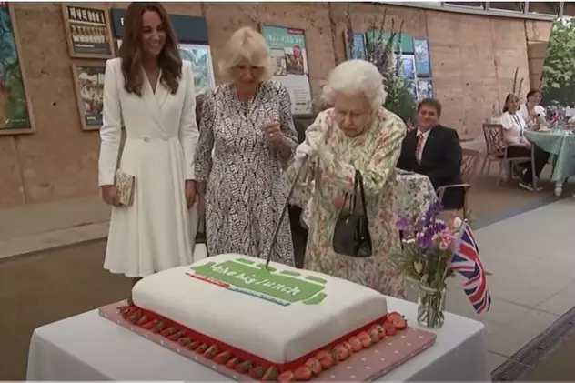 Regina Elisabeta a II-a a insistat să taie un tort cu sabia. Gestul suveranei a stârnit zâmbetele celor prezenți