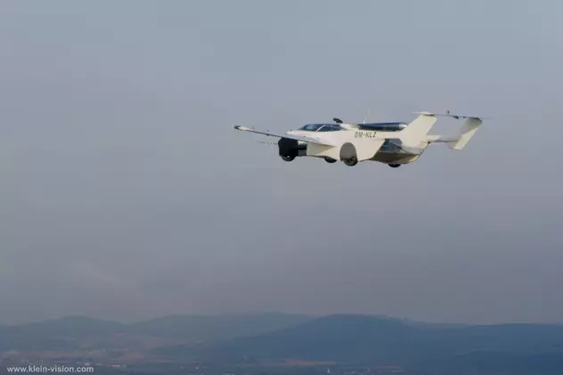 Mașina hibrid care se transformă într-un avion, zbor de 35 de minute deasupra Slovaciei