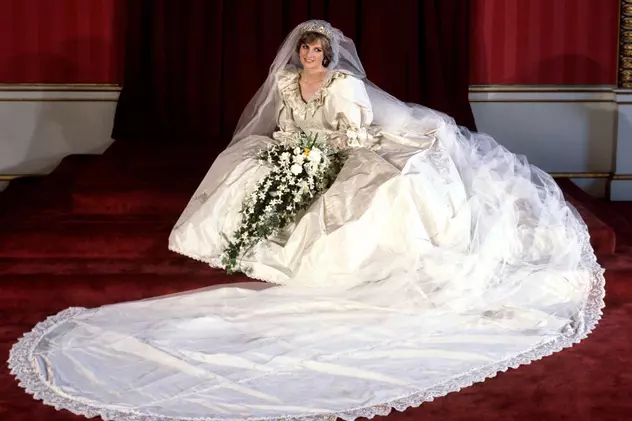 Rochia de mireasă a prințesei Diana, expusă la Palatul Kensington. Lady Di a purtat-o în 1981
