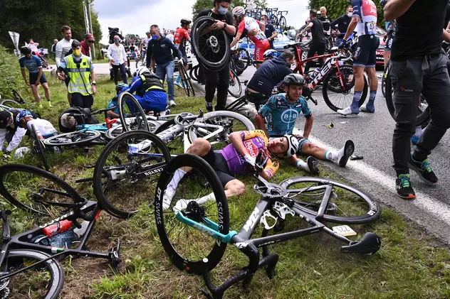 Turul Franței a debutat cu un accident în lanț în care au fost implicați zeci de cicliști