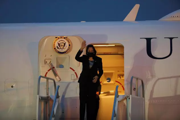 Avionul vicepreşedintei SUA, Kamala Harris, s-a întors la sol, din cauza unei probleme tehnice. „Am spus o mică rugăciune, dar suntem bine"