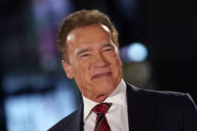 Cu stil, la 73 de ani. Arnold Schwarzenegger se bucură de un trabuc și o plimbare cu mașina decapotabilă de lux