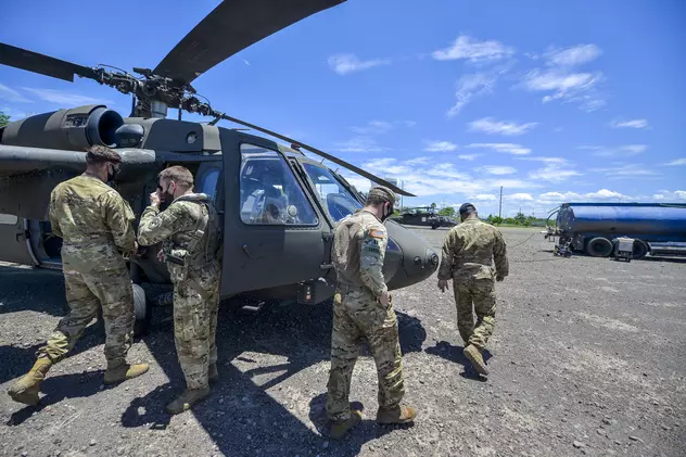 Povestea elicopterelor Black Hawk: denumite după un lider amerindian, folosite în Irak, Afganistan și la invazia Grenadei. Elicopter Black Hawk cu militari pe lângă el
