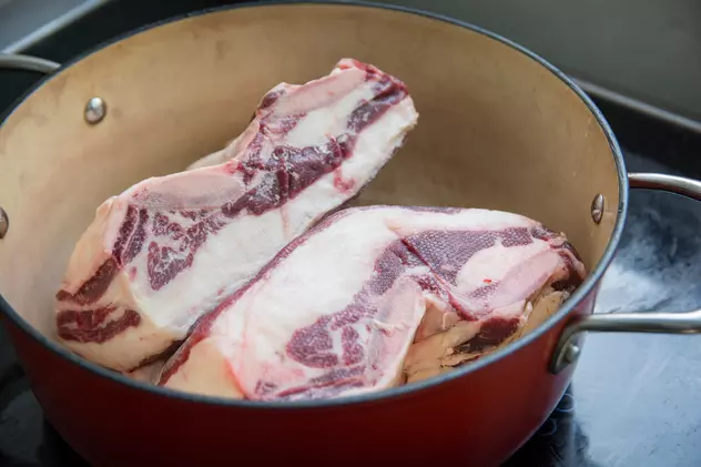 Cum dezgheți carnea în numai 5 minute. Încearcă acest truc genial - VIDEO