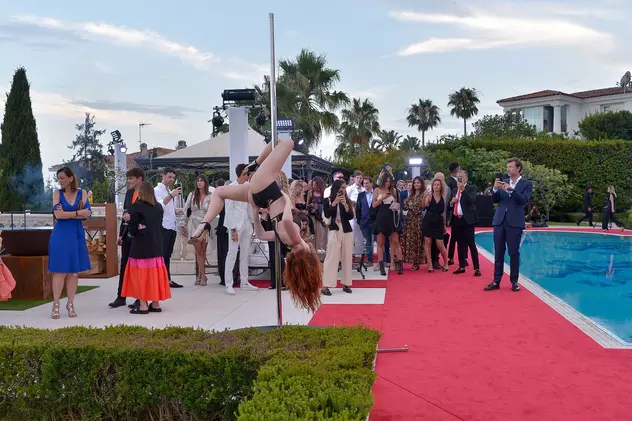 Dans la bară în cadrul unui eveniment privat de la Cannes 2021. Fotografii au surprins întregul moment
