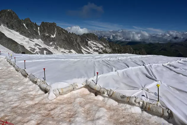 Un ghețar din Italia va fi acoperit cu pânză pentru a-i împiedica topirea. „Cea mai izbitoare manifestare a încălzirii globale”