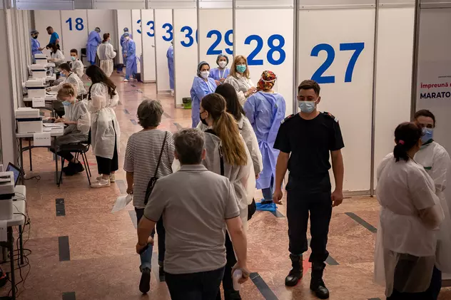 Ce spun șapte medici români despre vaccinarea obligatorie a personalului din sănătate, așa cum se întâmplă deja în alte țări